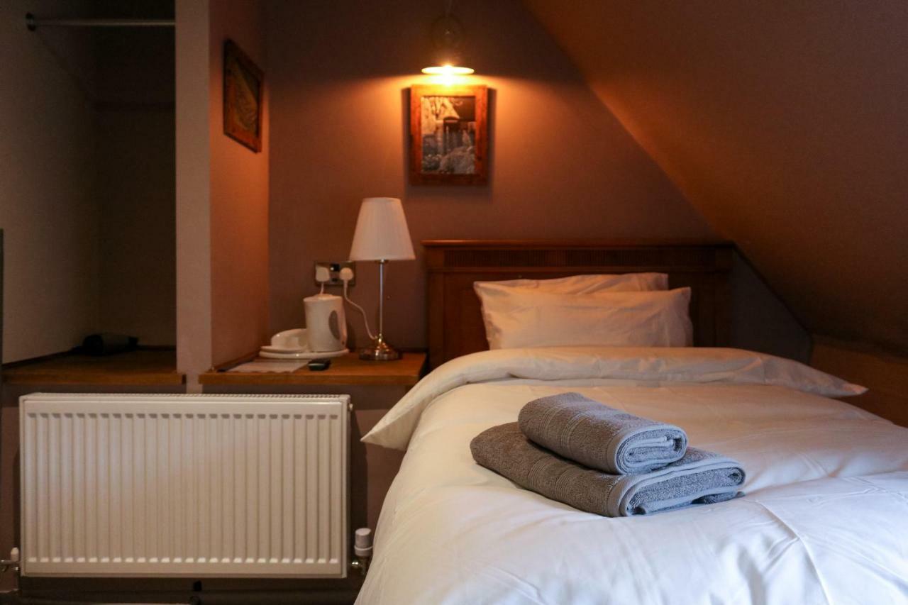 The Hollybush And Couette-café 3*