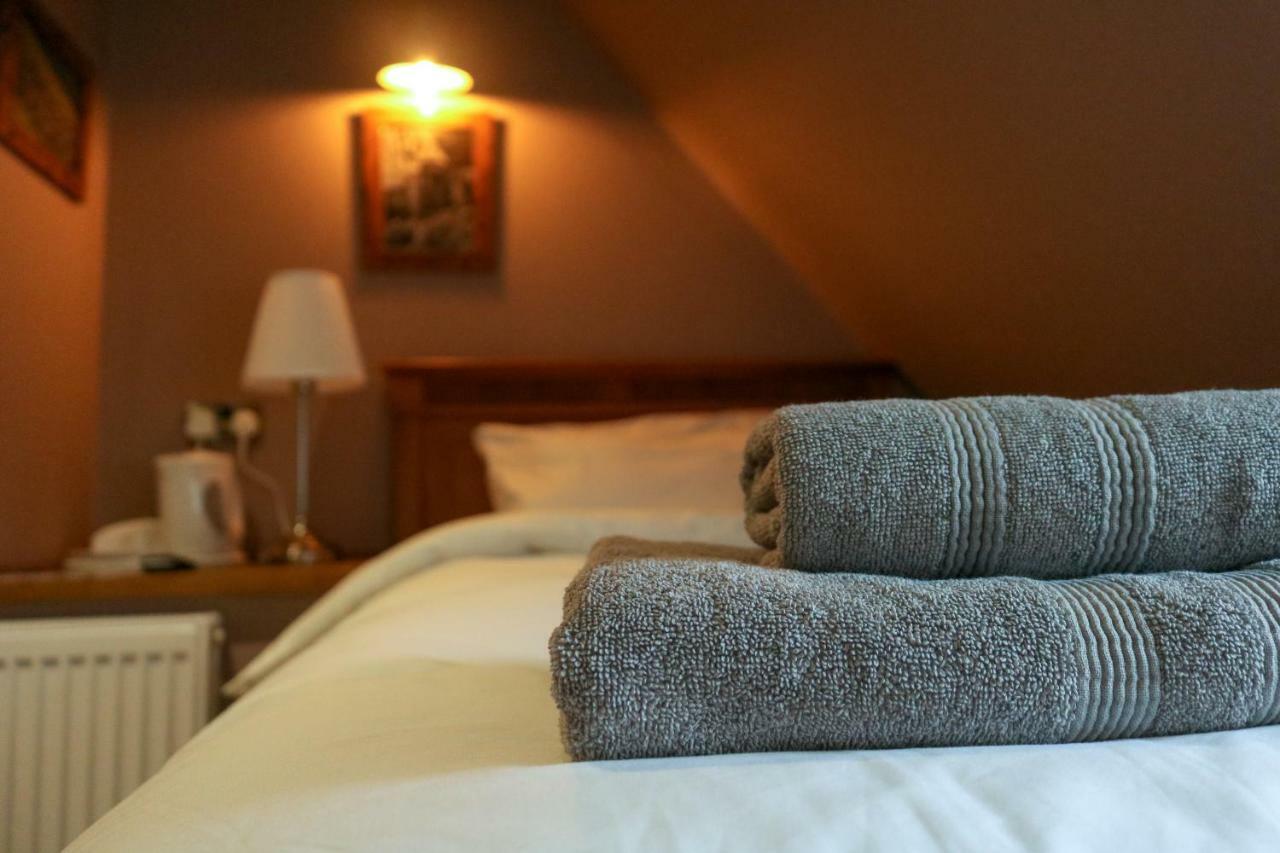 The Hollybush And Couette-café 3*